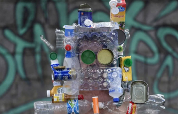 ব্রাজিলের ফ্যাশন ফটোগ্রাফার মার্সিও রডরিগেজের কীর্তি। পুনর্নবীকরণযোগ্য বোতল, ক্যানই মাস্ক হয়ে উঠেছে। ছবি: রয়টার্স