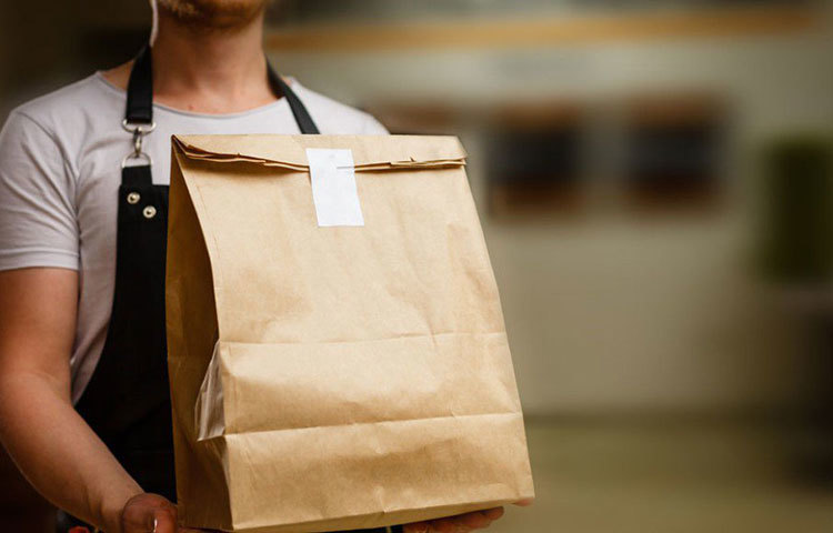 বিশেষজ্ঞদের মতে, এই সময়টা বাইরের খাবার এড়িয়ে চলতে হবে। বিকেল হলেই স্ন্যাক্স বা ক্যাফে-রেস্তরাঁপ্রিয় মনকে নিয়ন্ত্রণ করতে হবে আরও কয়েক মাস। বিশেষজ্ঞদের মতে, ‘প্রতিষেধক বা ওষুধ না মেলা অবধি বাড়িতে বানানো খাবার খাওয়াই বুদ্ধিমানের কাজ।’