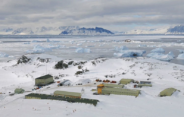 আন্টার্কটিকা এখন পৃথিবীতে সব থেকে নিরাপদ স্থান। তবে শুরুর দিকে কিন্তু এই আন্টার্কটিকায় করোনা সংক্রমণের আশঙ্কা দেখা দিয়েছিল। পৃথিবীর শীতলতম অঞ্চলে গত গ্রীষ্মে পর্যটকদের একটি ক্রুজ শিপে করোনার সংক্রমণ হয়েছিল। তবে সেটি আন্টার্কটিকায় ছড়ায়নি।