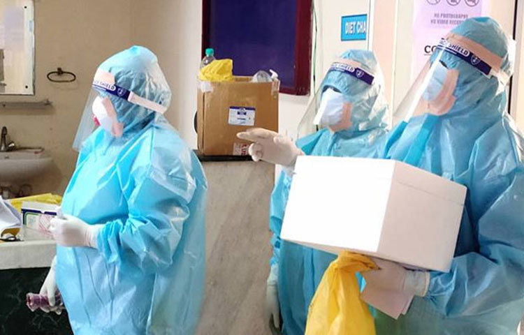 লাফিয়ে বাড়ছে ভারতে করোনা আক্রান্তের সংখ্যা। সবচেয়ে বেশি প্রভাব ফেলেছে মহারাষ্ট্রে। এই রাজ্যে আক্রান্তের সংখ্যা প্রায় ২৮ হাজার। মৃত্যু হয়েছে হাজারেরও বেশি।