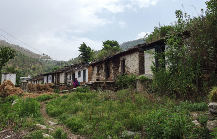 জনশূন্য এই গ্রামগুলোতে দিনের বেলাতেও পা রাখেন না আশেপাশের এলাকার মানুষজন। করোনার আবহে এই ‘ভুতুড়ে’ গ্রামগুলোকেই কাজে লাগাচ্ছে উত্তরাখণ্ডের প্রশাসন।