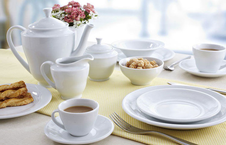 করোনার সময়ে সব রকম খাবারের অভ্যাসেই কিছু রদবদল এসেছে। নিয়মিতভাবে প্যাকেটজাত সসেজ, ফাস্টফুড খাওয়ায় রাশ টানতে বলছেন চিকিৎসকরাই। মাছ-মাংস-ডিম সবই ভাল করে রান্না করে খাওয়ার যুক্তিতে বাদ গিয়েছে ডিমের পোচও। কাজেই খাবারের মেনুতেও আনতে হয়েছে বদল। কোন কোন উপাদান সকালের নাস্তায় বাদ দেবেন তা জানা দরকার।