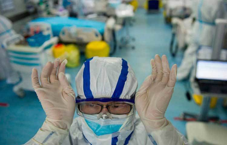 জ্বর-সর্দি-কাশি-গলা ব্যথা হলেই যে কোভিড-১৯-এ আক্রান্ত হয়ে পড়েছেন, তা কিন্তু একেবারেই নয়। এই সময়ে সবচেয়ে গুরুত্বপূর্ণ প্রশ্ন হল: আপনি বা আপনার পরিবারের কোনো সদস্য এই ভাইরাসে আক্রান্ত হয়েছেন কি না, তা কীভাবে বুঝবেন?