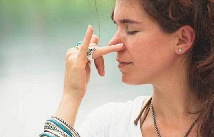 নিজের নাকমুখ স্পর্শ নয়: আমরা হাত দিয়ে সারাদিন নানা কিছু স্পর্শ করি। সেই সব জিনিস থেকে ভাইরাস হাতে লাগতে পারে। অপরিষ্কার হাত দিয়ে কখনো নাক মুখ চোখ স্পর্শ করা থেকে বিরত থাকুন।