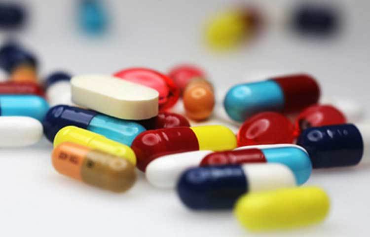 প্রথমেই জেনে রাখা দরকার, এখনো করোনাভাইরাস প্রতিরোধের কোনো চিকিৎসা বা ওষুধ আবিষ্কার হয়নি। তাই এই ভাইরাসের বিরুদ্ধে লড়ার কোনো অ্যান্টিবায়োটিক নেই। সবাইকে তাই বাড়িতে বিশ্রামে থাকার পরামর্শ দিচ্ছেন চিকিৎসকেরা এবং প্রচুর পরিমাণে পানি খেতে বলছেন।