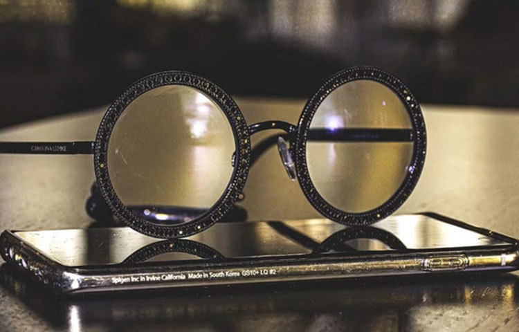 বাইরে থেকে বাড়িতে ফিরে দু’টি হাত, পায়ের পাশাপাশি ভালো করে ধুয়ে নিতে হবে চশমা, মোবাইল ফোন বা বাজারের থলিও। স্যানিটাইজারে ভেজানো কাপড় বা তুলো দিয়েই পরিষ্কার করতে হবে চশমা বা মোবাইল ফোন।