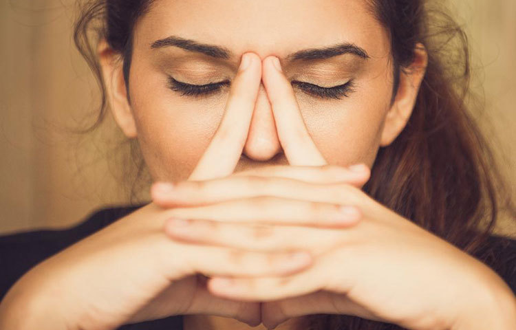 অস্ট্রেলিয়ার সিডনি শহরের নিউ সাউথ ওয়েলস বিশ্ববিদ্যালয়ের গবেষক মেরি লাউস ম্যাকলিউস ২০১২ সালে মানুষের মুখে হাত দেয়া নিয়ে একটি গবেষণা করে। তাতে দেখা যায় মানুষ গড়ে ২৩ বার মুখে হাত দেয়। আরেক দল গবেষক যুক্তরাষ্ট্রের ওয়াশিংটন শহরের একটি সাবওয়েতে সাধারণ মানুষের আচরণ পর্যবেক্ষণ করে। তাদের অজান্তে করা ওই পর্যবেক্ষণে দেখা গেল, একেকজন মানুষ গড়ে তিনবারের বেশি মুখে হাত দিচ্ছে।