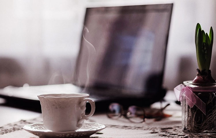 লকডাউন থাকার কারণে প্রায় অনেক কর্ম সংস্থানই ওয়ার্ক ফ্রম হোমের ব্যবস্থা করে দিয়েছে। এই কারণে বর্তমানে বেশির ভাগ মানুষই বাড়িতে বসে কাজ করছেন। কিন্তু বিশেষজ্ঞদের মতে, একটানা বেশিক্ষণ কাজ করা উচিৎ না। এতে চাপ সৃষ্টি হয়। এই কারণে কাজের মাঝে বিরতি নিন।