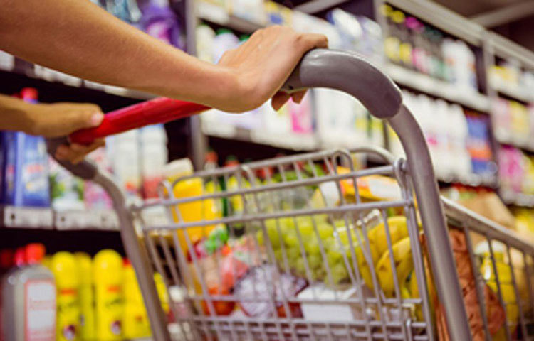 একেবারে সাধারণ কিছু খাবার বাড়িতে রেখে দিন। তবে সরকার থেকে নিত্য প্রয়োজনীয় জিনিসের জোগান স্বাভাবিক রাখার চেষ্টা করা হচ্ছে। কিছু সময়ের জন্য খোলা থাকছে বাজারও। তাই একেবারেই বেশি খাবার মজুত করবেন না।