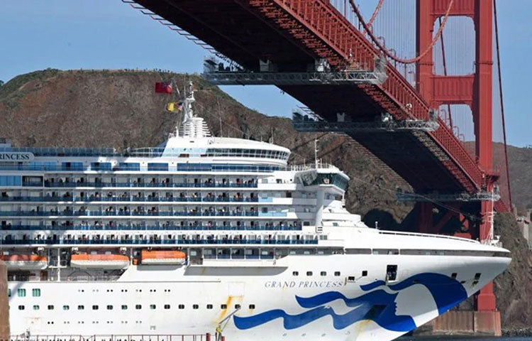 ক্যালিফোর্নিয়ার অকল্যান্ড বন্দরেও মার্চ মাসে এক এক করে গ্র্যান্ড প্রিন্সেস ক্রুজ জাহাজ থেকে যাত্রীদের নামিয়ে আনার ব্যবস্থা করা হয়। তাদের প্রত্যেককেই রাখা হয় কড়া আইসোলেশনে। জাহাজের ২১ জন যাত্রীর করনা ভাইরাস সংক্রমণের হদিস মিলেছে।