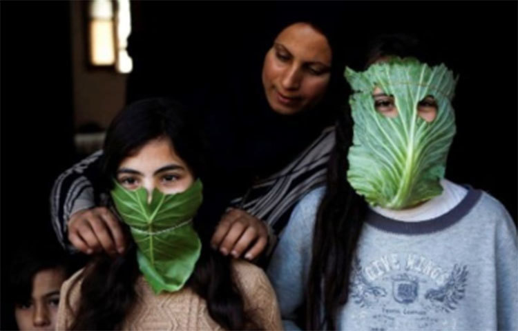 প্যালেস্টাইনের মা সন্তানকে এভাবেই সাজিয়েছেন। ছবি: এপি