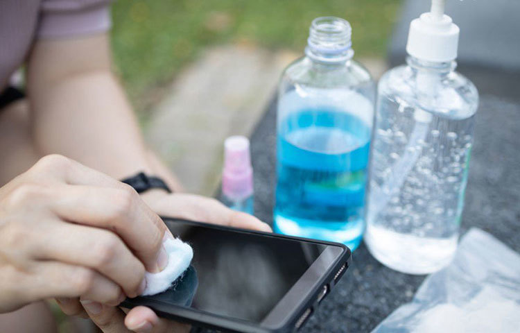 বাজার-দোকান করার জন্য বাইরে যেতে হলে খুব দরকার না পড়লে বাড়িতে মোবাইল রেখে যান। যাদের অফিস করতে হয়, তারা মোবাইল রাখুন ব্যাগের মধ্যে। খুব দরকার না হলে ফোন বার করবেন না। মোবাইল থেকেও সংক্রমণ ছড়ায়। বাড়ি ফিরে অ্যান্টিসেপটিক লোশনে তুলো ভিজিয়ে মুছে নিন মোবাইল।