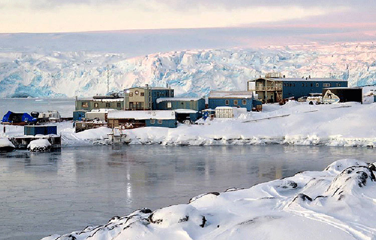 এবার আন্টার্কটিকায় ছমাস প্রবল শীত থাকবে। ফলে বাইরের বিশ্বের সঙ্গে আর কোনও যোগাযোগ থাকবে না মেরু অঞ্চলের। তাই সেখানে আর সংক্রমণের শঙ্কাও নেই।