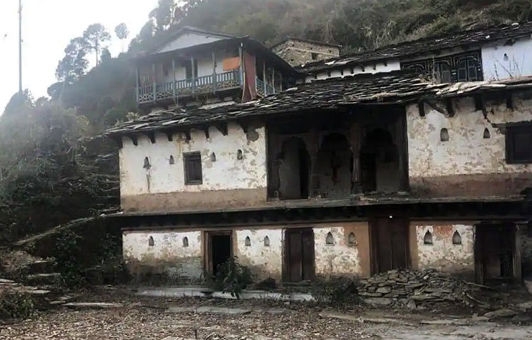 উত্তরাখণ্ডের পাউরি জেলার এই পাহাড়ি গ্রামগুলোকে অন্যরাজ্য থেকে আসা হাজার হাজার মানুষের জন্য কোয়ারেন্টাইন সেন্টার বানিয়ে ফেলেছে পাউরি জেলা প্রশাসন।