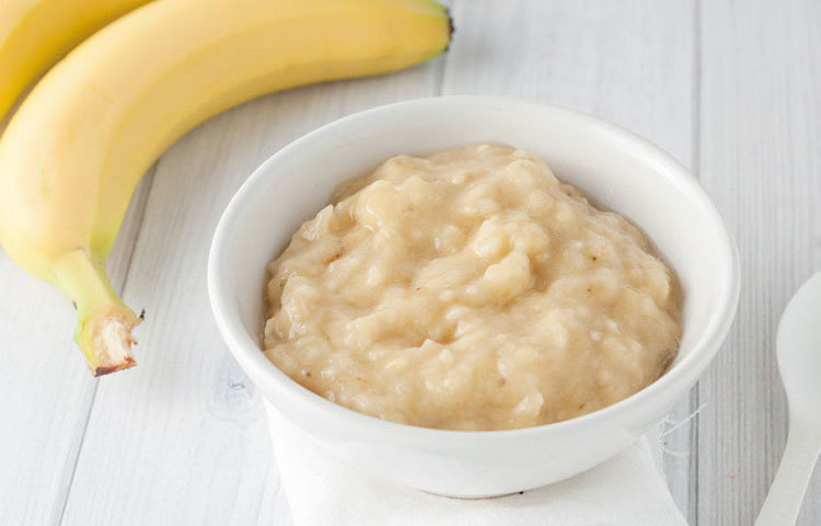 এই সময় শারীরিক শ্রম কম হচ্ছে। তার উপর জিম-যোগাসন প্রশিক্ষণ ক্লাস বন্ধ। তাই পুষ্টির সঙ্গে যতটা পারা যায় ডায়েটেও মন দিতে হবে। বাড়িতে বানানো কেক সকালে খাবার-পাতে রাখতে চান অনেকেই। কেউ বা স্যালাড রাখেন পাতে। এই দুই খাবারেই অনেকটা মাখন বা তেলের পরিবর্তে মেশাতে পারেন ম্যাশড কলা। পাকা কলাকে মিক্সারে ঘুরিয়ে ভাল করে থকথকে বানিয়ে নিলেই তৈরি।