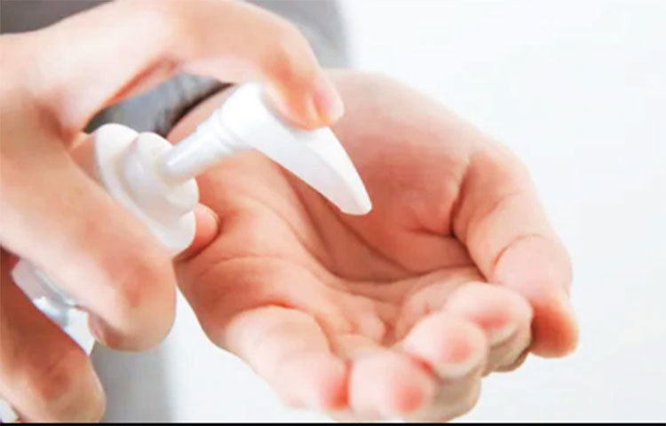 হ্যান্ড স্যানিটাইজার বা সাবানের মধ্যে থাকে অ্যান্টিসেপটিক ও অ্যান্টিব্যাকটেরিয়াল এজেন্ট ক্লোরেক্সিডিন নামের একটি উপাদান যা ৪ শতাংশের বেশি হলেই ত্বকের সমস্যা হতে পারে।