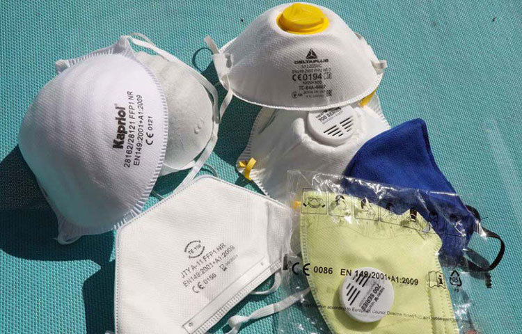 ভাল্ভ-যুক্ত এন-৯৫ মাস্ক পরা যে নিরাপদ নয়, সম্প্রতি এমনটা জানিয়েছে কেন্দ্রীয় স্বাস্থ্য বিভাগ। তাদের পরামর্শ, ভাল্ভের ফিল্টার বাইরে থেকে ভাইরাস ঢোকা আটকে দেয় বলে মাস্ক পরিহিতের সুবিধা হলেও তা অন্যদের বিপাকে ফেলতে পারে। কারণ, ভাল্ভ-যুক্ত এন-৯৫ মাস্ক পরা ব্যক্তিরা করোনাভাইরাসের বাহক হলে, তার নিঃশ্বাসের মধ্যে দিয়ে তা বেরিয়ে অন্যদের সংক্রমিত করতে পারে।