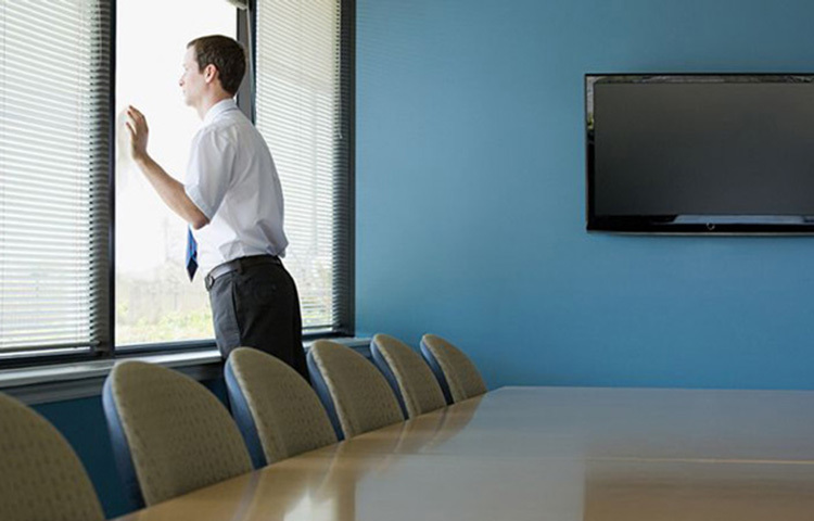 অনেকের ঘরে আধুনিক জানালা লাগানো। এতে স্থায়ীভাবে বন্ধ থাকে জানালা। এ সময়ে জানালা খোলার ব্যবস্থা করতে হবে। যাতে বিশুদ্ধ বাতাস চলাচল করতে পারে। ছবি: সংগৃহীত