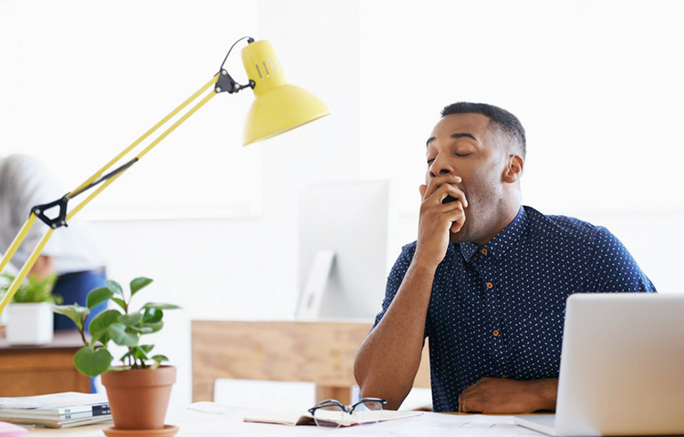 সারাদিন ক্লান্তিভাব থেকে যাচ্ছে অনেকের মধ্যেই। করোনায় আক্রান্ত হলে এমনিই ক্লান্তি থাকছে। কিন্তু কিছু ক্ষেত্রে দেখা যাচ্ছে সুস্থ হয়ে ওঠার পরেও থেকে যাচ্ছে ক্লান্তি ও দুর্বল ভাব। ছবি: সংগৃহীত