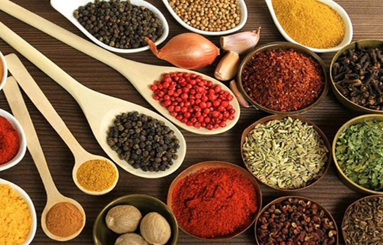 রান্নায় হলুদ, জিরা, ধুনিয়া ও রসুনের ব্যবহার করুন। ছবি: সংগৃহীত