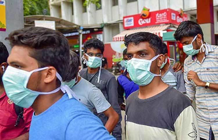 কোভিড ১৯ আক্রান্ত রোগীকে চিহ্নিত করার বেশ কিছু পদ্ধতি রয়েছে। সেই পদ্ধতিতে নমুনা সংগ্রহ করে নির্দিষ্ট টেস্ট কিট প্রাইমারের সাহায্যেই একমাত্র এই রোগ নির্ণয় করা যায়। আলিপুরদুয়ার জেলার ডেপুটি চিফ মেডিক্যাল অফিসার সুবর্ণ গোস্বামী এবং কলকাতার এক বেসককারি হাসপাতালের বক্ষ ও সংক্রমক অসুখ বিশেষজ্ঞ চিকিৎসক সুমিত সেনগুপ্তের সঙ্গে কথা বলে এই পদ্ধতিগুলো সম্পর্কে বিস্তারিত তথ্য জানা গিয়েছে।