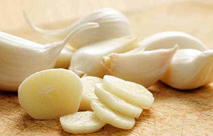 রসুন খান: রসুনে আছে অ্যান্টিঅক্সিডেন্ট যা ঠান্ডা লাগা ও ইনফেকশেন দূর করতে খুবই উপকারী।