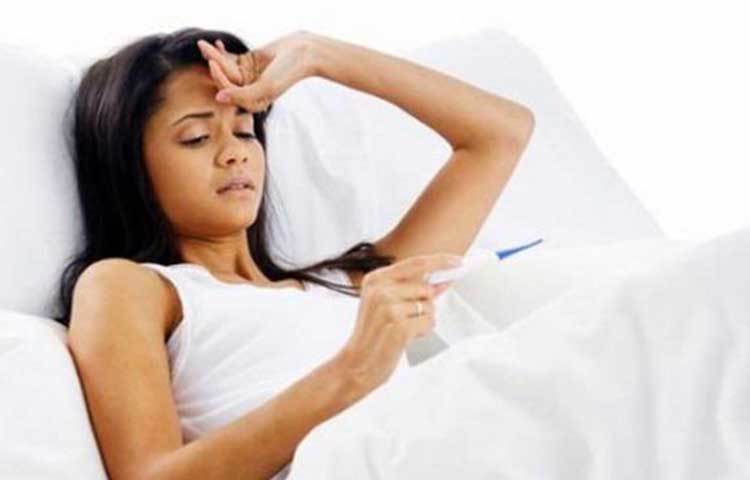 সেলফ আইসোলেশনের অর্থ ১৪ দিন বাড়িতে বন্দি অবস্থায় থাকা। সেই সময়ে কাজে না যাওয়া, স্কুলে বা অন্যান্য জনসমাগমের আশঙ্কা থাকতে পারে সেগুলো বর্জন করা। এমনকী বাড়িতে পরিবারের অন্যান্য সদস্যদের থেকেও আলাদা হয়ে থাকতে হয়। দূরে থাকতে হবে গৃহের পোষ্যদের থেকেও।