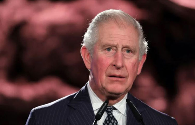করোনার হানা ব্রিটেনের রাজ পরিবারেও। করোনায় আক্রান্ত প্রিন্স চার্লস। স্ত্রী ক্যামিলা রয়েছেন আইসোলেশনে। আগেই লন্ডন ছেড়েছেন রানি এলিজাবেথ। ব্রিটেনে করোনায় মারা গিয়েছেন ৪২২ জন। আক্রান্ত ৮ হাজারের বেশি মানুষ। রাজ পরিবারের একজন মুখপাত্র বলেছেন, ৭১ বছর বয়সী প্রিন্স চার্লসের শরীরে করোনার সামান্য কিছু লক্ষণ রয়েছে। তবে এমনিতে সুস্থ রয়েছেন যুবরাজ।
