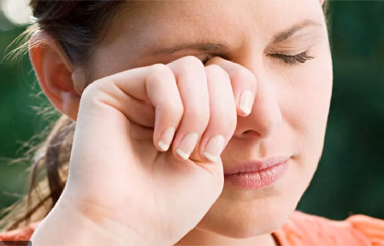 কিন্তু করোনাভাইরাস ছড়িয়ে পড়ার এই সময়ে তো এসব পরামর্শ মানতে হবে। তাই গবেষক ও স্বাস্থ্য বিশেষজ্ঞরা চোখেমুখে হাত দেয়া বন্ধে কিছু পরামর্শ দিয়েছেন। শুধু করোনাভাইরাসই নয়, অন্যান্য ভাইরাস ও ব্যাকটেরিয়াও মুখে হাত দেওয়ার মধ্য দিয়ে ছড়িয়ে পড়তে পারে। ফলে এই জরুরি পরিস্থিতিতে বেঁচে থাকার জন্য ও নিজের স্বাস্থ্য নিরাপত্তার জন্য মুখে-নাকে ও চোখে হাত দেওয়া থেকে বিরত থাকতে হবে।