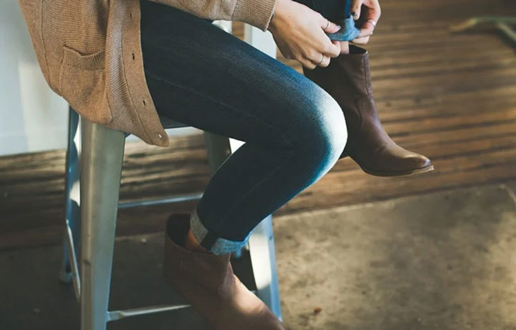 বাড়িতে থাকা মানে বাড়ির পোশাক পরেই অফিসের কাজ করছেন। মাঝে মাঝে বাইরের পোশাক পরে কাজে বসলে কাজে মনোযোগ বাড়ে তার সঙ্গে মন ভালো থাকে।