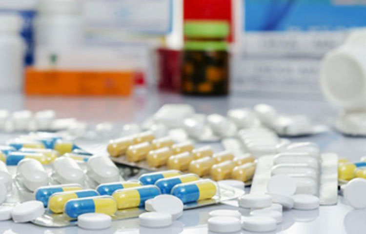 প্রত্যেক বাড়িতেই জরুরি কিছু সাধারণ ওষুধের প্রয়োজন। যেমন জ্বর-সর্দি-কাশি-পেটের সমস্যা, অ্যাসিডিটি। এই ধরনের কিছু সমস্যার ওষুধ হাতের কাছে থাকলে, প্রয়োজনে বার বার বাড়ি থেকে বের হওয়ার প্রয়োজন পড়ে না।