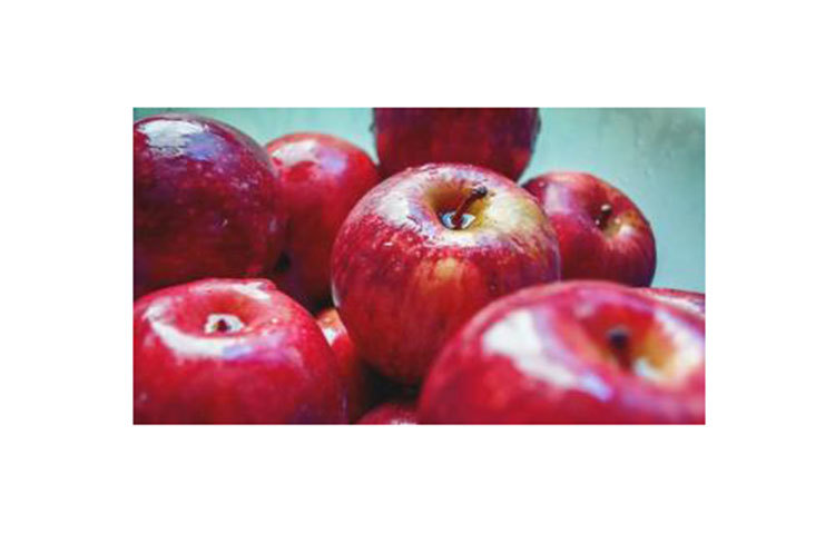 অনলাইন শপগুলোর বাসায় পৌঁছে দেওয়া খাদ্যসামগ্রী এক অর্থে ঝুঁকি কমায়, কারণ এক্ষেত্রে লোকের ভিড়ে যেতে হয় না। কিন্তু এক্ষেত্রেও ঝুঁকি আছে। অনলাইন শপের ডেলিভারি দেওয়া পণ্য অন্য কেউ হাত দিয়ে নাড়াচাড়া করেছে কি-না, যে ব্যাগ বা বাক্সে করে বাজার আনা হয়েছে সেগুলো কারা ধরেছে এবং যে ড্রাইভার হাতে করে বাজার পৌঁছে দিচ্ছে তিনি সংক্রমিত বা জীবাণু বহন করছে কি-না এসব ভাবার বিষয়।