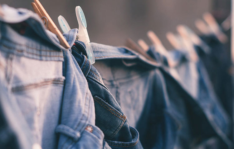 সম্প্রতি একাধিক গবেষণায় দেখা গিয়েছে, করোনাভাইরাস ছিদ্রহীন পৃষ্ঠে দীর্ঘক্ষণ বেঁচে থাকতে পারে। অর্থাৎ, জামা-কাপড় করোনাভাইরাসের সংক্রমণের উপযুক্ত মাধ্যম নয়। তবে তাই বলে একে সম্পূর্ণ নিরাপদও বলা যায় না।