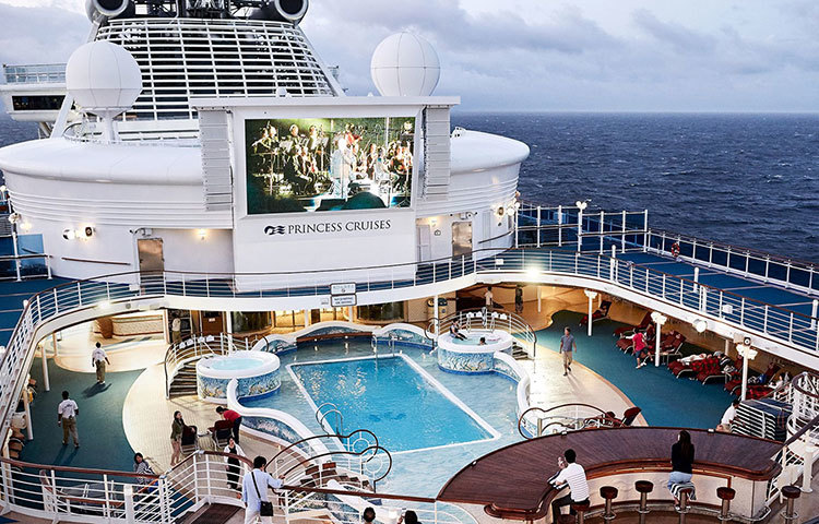 বিভিন্ন ক্রুজ জাহাজের যাত্রীদের চিকিৎসায় নিযুক্ত চিকিৎসক মাইকেল কলহানের মতে জাহাজের ভেন্টিলেশন ব্যবস্থার মাধ্যমে খুব ‌দ্রুত ছড়িয়ে পড়তে পারে করোনাভাইরাস। তাছাড়া জাহাজে এক স্থানের মধ্যে দিয়ে বহু মানুষ যাতায়াত করার মাধ্যমে সংক্রমণ ছড়ানোর হার অনেক বেশি।