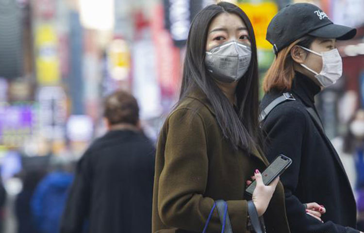 দক্ষিণ কোরিয়ার স্বাস্থ্যমন্ত্রণালয়ের খবর অনুযায়ী, সামাজিক দূরত্ব বিধি লঘু হওয়ার পর নাইট ক্লাবগুলো খুলে দেয়া হয়েছে। এই নাইট ক্লাবগুলো থেকেই একের পর এক সংক্রমণের খবর মিলেছে।