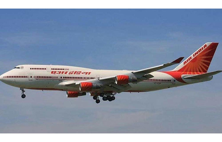 তাই বাধ্য হয়ে স্বাতী চলে আসেন বাণিজ্যিক উড়ানের ক্ষেত্রে। রায়বরেলী থেকে প্রশিক্ষণ নেন তিনি। ২০০৬ সালে যোগ দেন এয়ার ইন্ডিয়ায়। ২০ মার্চ তার কাছে ফোন আসে ঊর্ধ্বতন কর্তৃপক্ষের। জানতে চাওয়া হয়, তিনি রোমে যেতে পারবেন কি না?