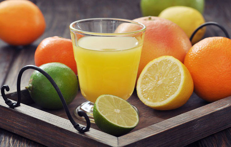 লবণ হৃদরোগীদের ক্ষেত্রে এমনিতেই খুব একটা ভালো নয়। অথচ, শরীরে প্রয়োজনীয় আয়োডিনটুকুর জোগান দিতে যেটুকু লবণের দরকার, তা খেতে হবে। কিন্তু তার বেশি নয়। পানি বেশি ও লবণ কম এই সমীকরণে শরীরে মেদও কম জমে। তাই সালাদে লবণ যোগ করার বদলে মেশান কিছু ঘরোয়া মশলার সঙ্গে সাইট্রাস জুশ। লবণের স্বাদ আসবে এতেই।