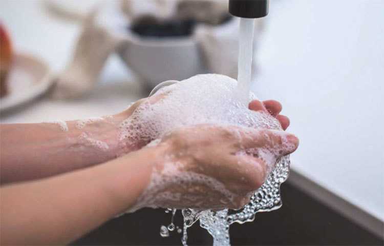 হ্যান্ড স্যানিটাইজার অনেক সময় ক্ষতিকর ব্যাকটেরিয়ার সঙ্গে উপকারি ব্যাকটেরিয়াও মেরে ফেলে। ফলে অনেক ক্ষেত্রে ত্বকের ক্ষতির আশঙ্কা বেড়ে যায়।