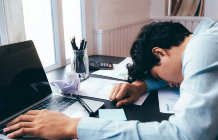 এ ছাড়াও আরও একটি উপসর্গ দেখা যাচ্ছে যেটি নিয়ে গবেষণা করছেন সুইডেনের বিশেষজ্ঞরা। দেখা যাচ্ছে মস্তিষ্কের উপরেও প্রভাব ফেলছে করোনা। করোনা মুক্ত হওয়ার পরেও কোনও কিছুতে মনোযোগ দিতে সমস্যা হচ্ছে অনেকেরই। ছবি: সংগৃহীত