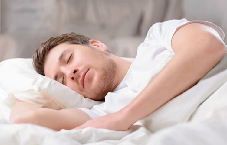 হালকা ও সহজপাচ্য খাবার খান। জাঙ্ক ফুড এড়িয়ে চলুন। প্রতিদিন অন্তত ৭-৮ ঘণ্টা ঘুম জরুরি। ছবি: সংগৃহীত