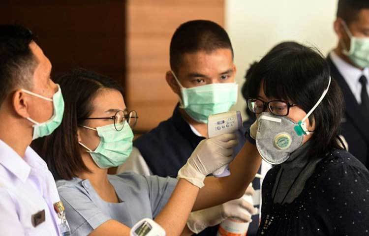 স্বোয়াব টেস্ট: একটা লম্বা টিউবে তুলো জড়িয়ে রোগীর মুখ হাঁ করিয়ে গলা থেকে নমুনা সংগ্রহ করা হয় এ ক্ষেত্রে। মূলত তুলোয় রোগীর যে লালা লাগবে, সেটাকেই নমুনা হিসাবে ব্যবহার করা হয়।