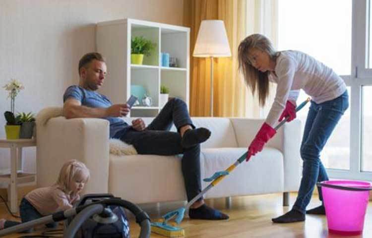 জরুরি প্রয়োজন ছাড়া বাইরে নয়: বাইরে যাওয়া অত্যাবশ্যক হলে নাক-মুখ ঢাকার জন্য মাস্ক ব্যবহার করুন। জরুরি প্রয়োজন ছাড়া বাইরে বের হবেন না।