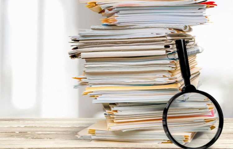 দ্বিতীয় যে পৃষ্ঠদেশের উপর করোনাভাইরাস বেশিক্ষণ বেঁচে থাকতে পারে, তা হল কাগজ। তবে প্রথমেই বলে রাখা দরকার, গবেষকরা জানিয়েছেন, খবরের কাগজ থেকে কোনোভাবেই এই ভাইরাস ছড়াতে পারে না। কারণ যাদবপুর বিশ্ববিদ্যালয়ের প্রিন্টিং ইঞ্জিনিয়ারিং বিভাগের অধ্যাপক কানাইচন্দ্র পাল বলছেন, ‘কাগজের মাধ্যমে এই সংক্রমণ ছড়ানোর কোনও আশঙ্কাই নেই। কাগজ যা দিয়ে তৈরি, বিশেষ করে সংবাদপত্রের প্রক্রিয়াকরণের সময়ে যে সমস্ত রাসায়নিক ব্যবহার করা হয়, তার উপরে ড্রপলেটের বেঁচে থাকা অসম্ভব।