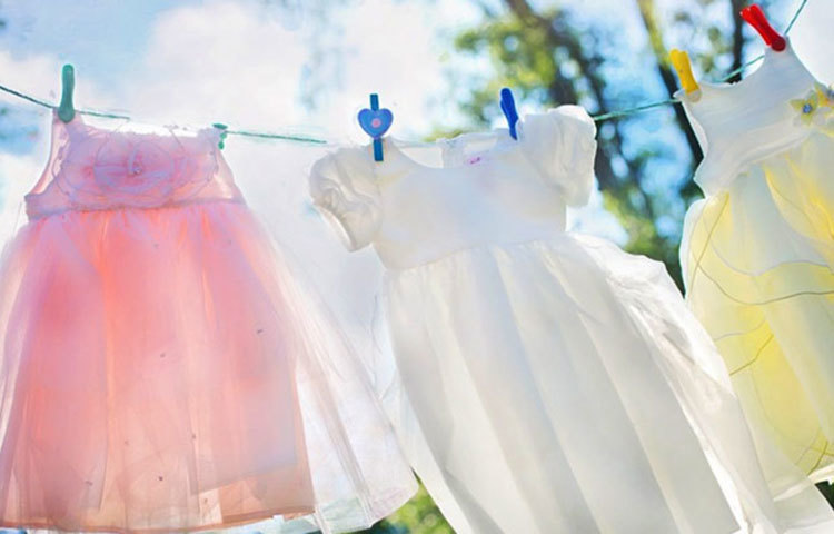 বাইরে থেকে বাড়িতে ফিরে বাইরের জামা-কাপড় সাবান পানিতে ভালো করে ধুয়ে রোদে শুকোতে দিতে হবে। কারণ, করোনাভাইরাস আপনার জামা-কাপড়ের থেকেও সংক্রমিত হতে পারে।