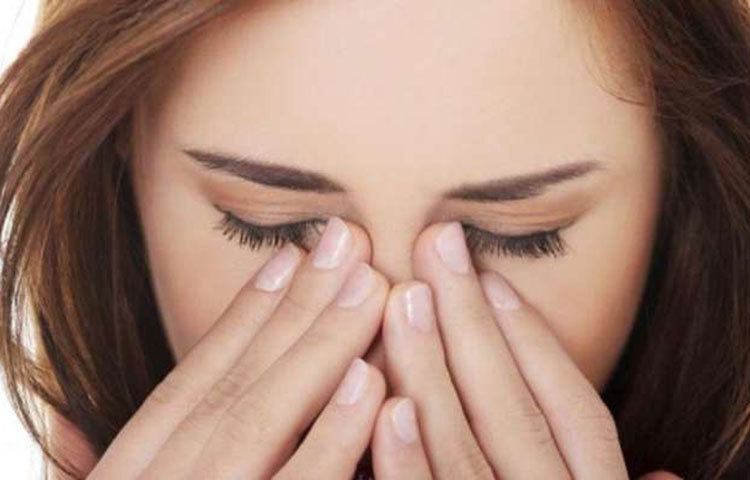 বিশেষজ্ঞরা এ বিষয়ে প্রথম পরামর্শ হিসেবে বসে বা শুয়ে থাকার সময় দুই হাতের আঙুল মুষ্টিবদ্ধ করে রাখা। মুষ্টিবদ্ধ থাকা অবস্থাতেই কথা বলা বা হাঁটা-চলার চেষ্টা করা। এ ধরনের অবস্থায় অনেক সময় হাতের মুষ্টি ছুটে যেতে পারে। ফলে কিছুক্ষণ পরপর দুই হাত নাড়ানো। দুই হাত ছেড়ে দিয়ে কিছুক্ষণ পর আবারও মুষ্টিবদ্ধ করে রাখা।