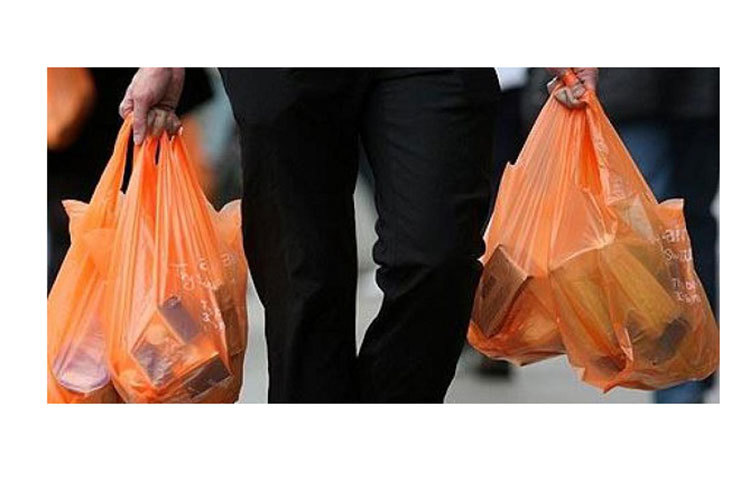 এক্ষেত্রে স্বাস্থ্য বিশেষজ্ঞদের পরামর্শ, ‘যে বাজার নিয়ে এসেছে তাকে নিরাপদ দূরত্ব থেকে বাজারের ব্যাগ নামিয়ে চলে যেতে বলুন। কেনা জিনিসগুলো কাঁচা বাজার হলে কলের ঠান্ডা পানিতে সেগুলো ধুয়ে শুকিয়ে তুলে রাখুন। আর বোতল, প্যাকেট বা টিন হলে জীবাণুমুক্ত করার জন্য ঘরে ব্যবহারযোগ্য ব্লিচ পাতলা করে গুলে সেগুলো মুছে নিন। খেয়াল রাখবেন ব্লিচ যেন খাদ্যদ্রব্য স্পর্শ না করে।