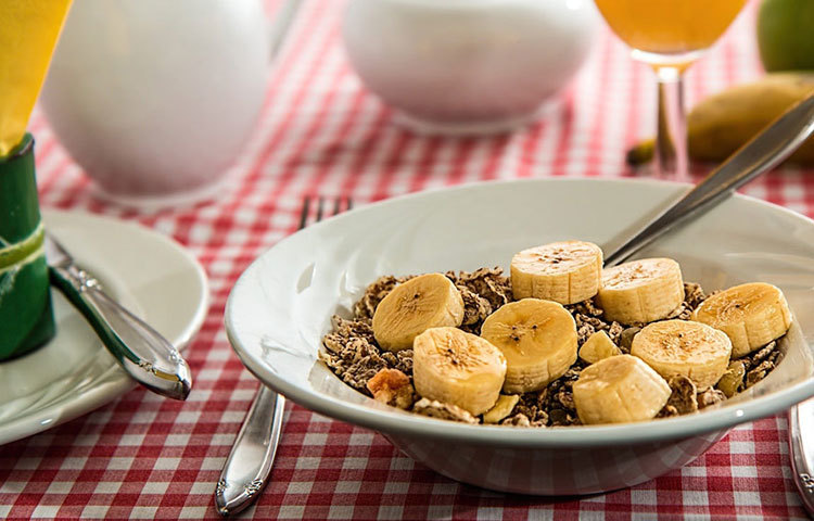 ঘুম থেকে ওঠার দুই ঘণ্টার মধ্যেই পেট ভরে সকালের জলখাবার সেরে ফেলুন। এর পর প্রতি ৩ থেকে ৪ ঘণ্টা পরপর মুড়ি, বিস্কুট, চিড়ে শরবত, দইয়ের ঘোল ইত্যাদি হালকা খাবার খান। রাত ১০টার মধ্যে, ঘুমোতে যাওয়ার অন্তত এক থেকে দেড় ঘণ্টা আগে রাতের খাবার সেরে ফেলুন।