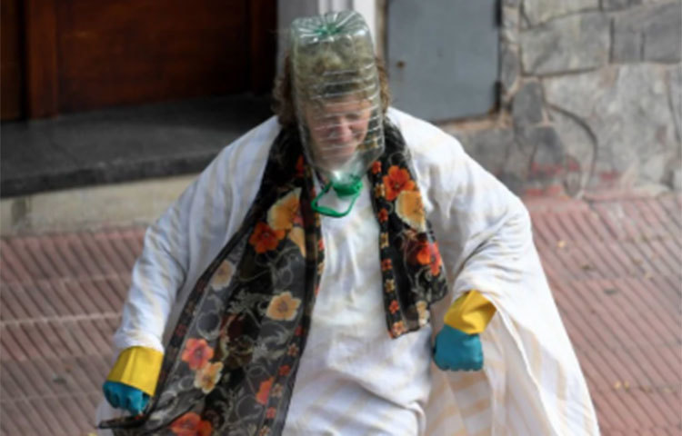 উরুগুয়ের রাজধানী মন্টেভিডিওতে এক মহিলা প্লাস্টিকের পানির বোতলকেই মাস্ক বানিয়ে নিয়েছেন।