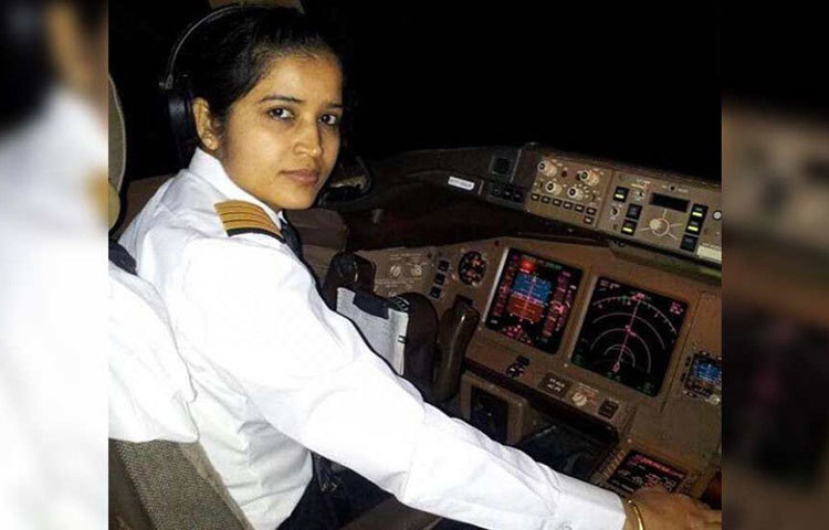 ‘হ্যাঁ’ বলতে এক মুহূর্তও ভাবেননি স্বাতী। ২২ জন ক্রু সমেত বোয়িং ৭৭৭ নিয়ে তিনি উড়ে যান রোমের পথে। মহামারি-বিপর্যস্ত রোম থেকে ২৬৩ জন ভারতীয়কে নিয়ে দেশে ফেরেন ক্যাপ্টেন স্বাতী রাওয়াল এবং ক্যাপ্টেন রাজা চহ্বন।