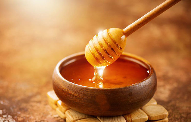 চিনির বদলে মধু বা গুড়ের বাতাসা মেশান রান্নায়। চিনির কাজও হবে, এ দিকে চিনির ক্ষতি থেকেও শরীরকে রাখতে পারবেন নিরাপদ দূরত্বে। নারকেলের চিনিও খুব স্বাস্থ্যকর, তবে লকডাউনের সময় তা পাওয়া একটু কষ্টসাধ্য। তাই মধু ও বাতাসায় আস্থা রাখুন।